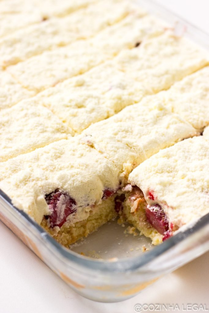 A receita desse Bolo de Leite Ninho com Morango na Travessa fica muito úmido e a massa super fofa. O recheio de leite ninho e morango é demais!