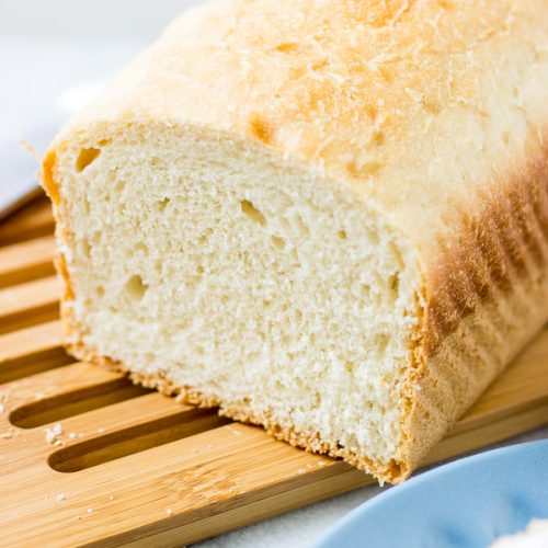 Esta é a receita clássica de pão de forma caseiro, e é tão fácil de fazer! O pão fica incrivelmente alto, macio e fofo. A receita de pão de forma perfeito.