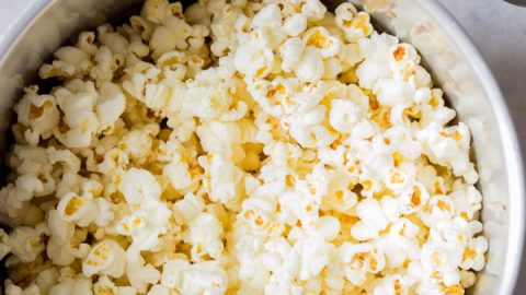 Aprenda a fazer a melhor receita de pipoca de cinema. Sem corante, sem aromatizante e com manteiga de verdade!