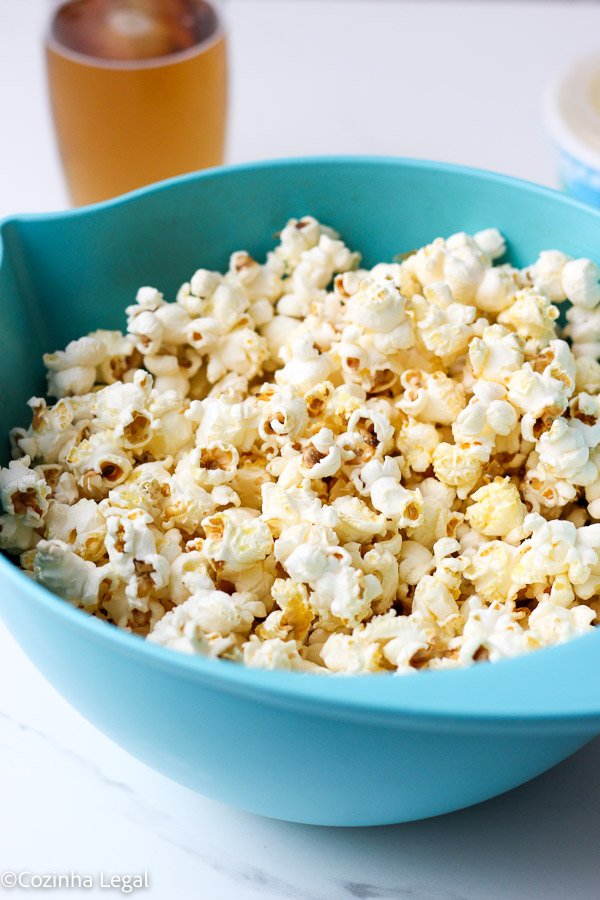 Aprenda como fazer pipoca de cinema em casa com apenas 3 ingredientes. Receita fácil e rápida de fazer. Veja aqui.