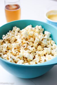 Aprenda como fazer pipoca de cinema em casa com apenas 3 ingredientes. Receita fácil e rápida de fazer. Veja aqui.