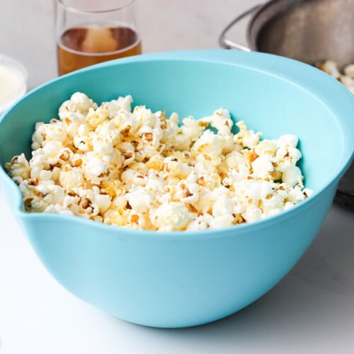 Aprenda como fazer pipoca de cinema em casa com apenas 3 ingredientes. Receita fácil e rápida de fazer.