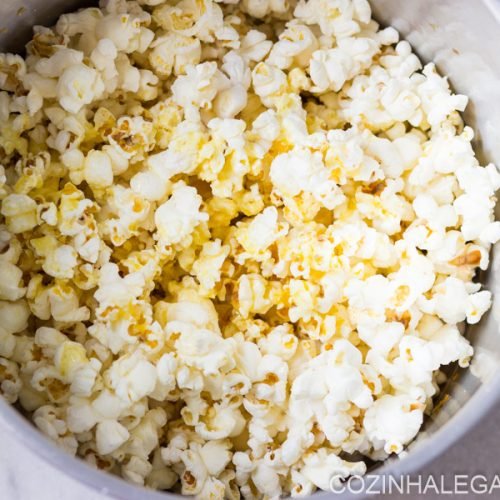 Aprenda a fazer a melhor receita de pipoca de cinema. Sem corante, sem aromatizante e com manteiga de verdade!