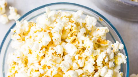 Aprenda a fazer a melhor receita de pipoca de cinema. Sem corante, sem aromatizante e com manteiga de verdade!