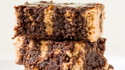 Sabor inconfundível de infância, esse bolo de Nescau com certeza vai te conquistar também. Massa super fofa com uma calda de chocolate que é sensacional.