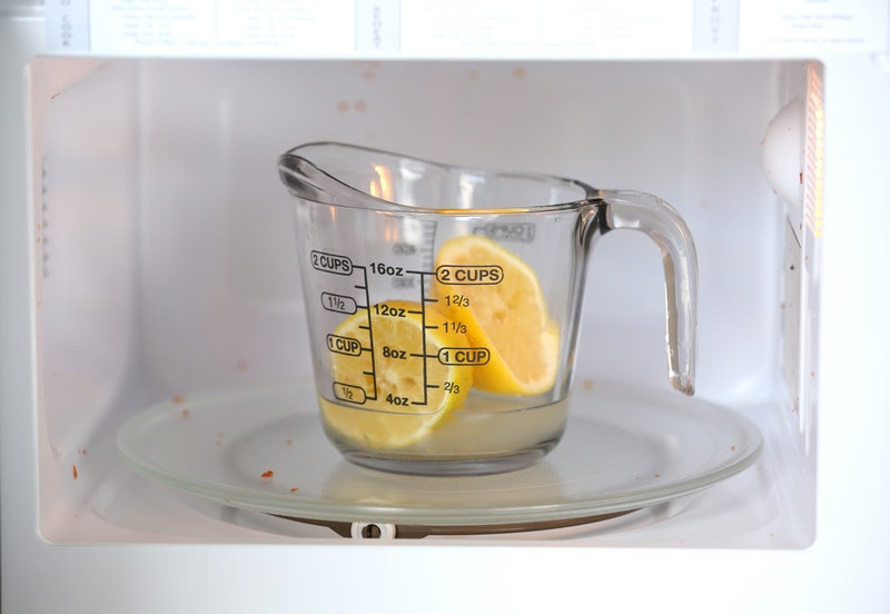 Quer saber como limpar o microondas com apenas um limão? Além de ser a maneira mais simples é também a mais eficiente que existe.