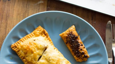 Esta é uma receita rápida para um strudel de maçã, usando massa folhada pronta. Ela traz o sabor do strudel tradicional para a minha casa sem todo o trabalho de uma receita tradicional.