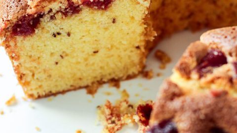 Faço essa receita de Bolo de Fubá com Goiabada a muitos anos e é a melhor que fiz até agora.