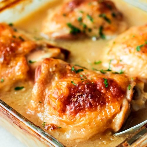 Frango Assado na Cerveja é uma receita muito, mas muito fácil de fazer. E fica uma delícia e você vai precisar de apenas 3 ingredientes!