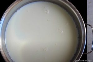 Com uma textura cremosa, a receita desse doce de leite caseiro é de babar. Acrescente coco ralado para uma versão ainda melhor!