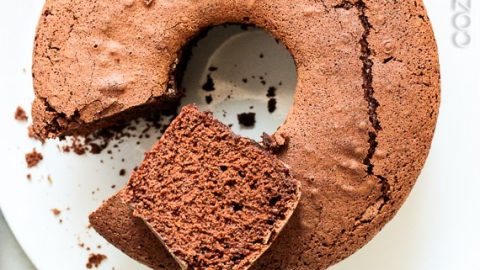 São 10 receitas de bolo de chocolate dos mais variados tipos: tem bolo de liquidificador, feito á mão, com recheio e cobertura e até uma versão diet!