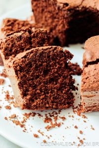 Essa é uma Receita de bolo de chocolate simples e fácil de fazer. Sem muitos ingredientes, esse bolo fica bem fofinho e leve. Perfeito para tomar com um cafezinho.