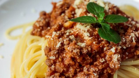 Um bom molho de macarrão à bolonhesa não precisa ser complicado e demorado de fazer. Nessa receita, te ajudo a preparar um bom molho em 15 minutos ou menos.