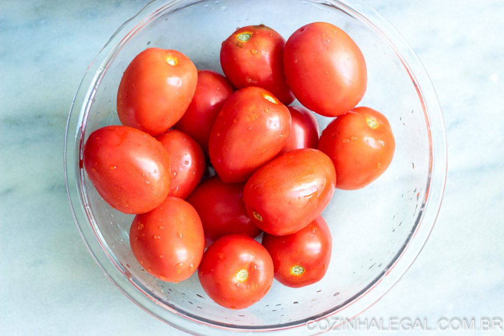 Esse molho de tomate caseiro é fácil e rápido de fazer. Ele pode ser utilizado como base em uma pizza ou em uma massa.