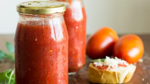 Esse molho de tomate caseiro é fácil e rápido de fazer. Ele pode ser utilizado como base em uma pizza ou em uma massa.