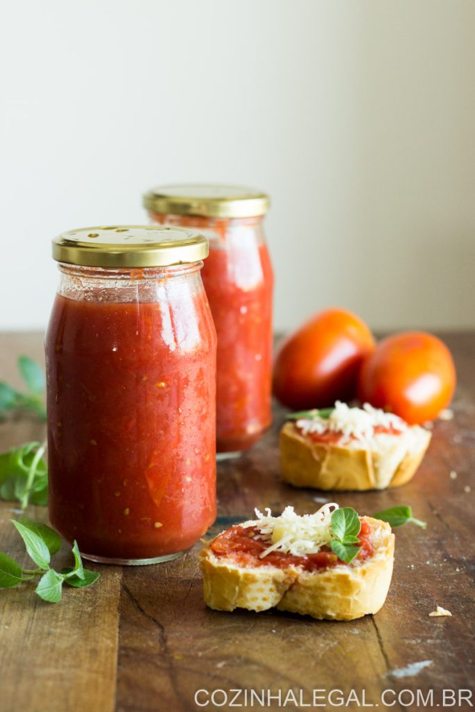 Esse molho de tomate caseiro é fácil e rápido de fazer. Ele pode ser utilizado como base em uma pizza ou em uma massa.