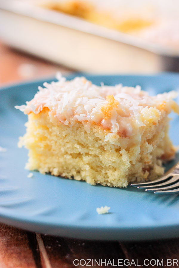 Bolo de coco rápido e fácil é aqui mesmo! Você não precisa de batedeira nem liquidificador para preparar esse bolo simples e delicioso. Bolo de coco úmido e macio.