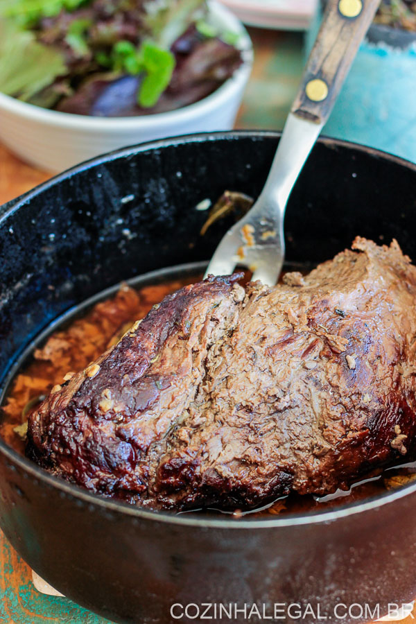 Fazer carne assada na panela é o jeito mais fácil e rápido de preparar esse prato, e o mais saboroso também. Varie os temperos e tenha uma carne completamente nova a cada vez.