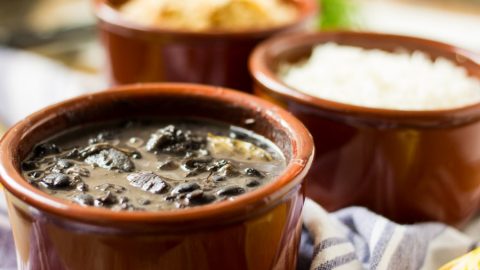 O prato nacional do Brasil é a feijoada! E não por menos, essa receita de feijoada simples é completa e inclui todos os acompanhamentos tradicionais.