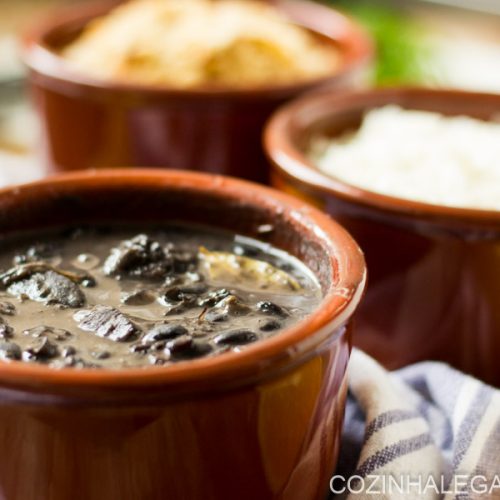 O prato nacional do Brasil é a feijoada! E não por menos, essa receita de feijoada simples é completa e inclui todos os acompanhamentos tradicionais.