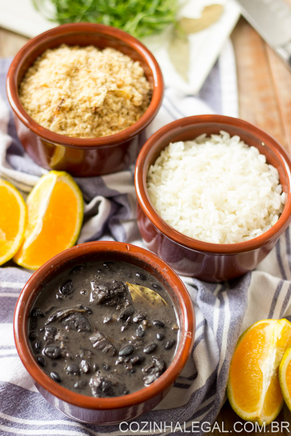 O prato nacional do Brasil é a feijoada! E não por menos, essa receita de feijoada simples é completa e inclui todos os acompanhamentos tradicionais.