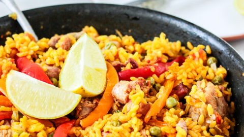 Experimente trocar a tradicional paella de frutos do mar por uma versão simples de frango e linguiça para que o jantar no meio da semana pareça especial. Serve quatro pessoas.