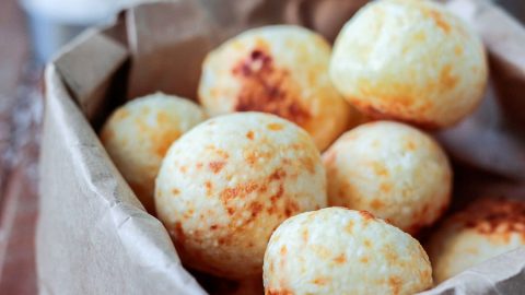 Pão de queijo de tapioca é uma receita tão fácil de fazer e deliciosamente simples! Fica pronto em menos de 30 minutos e naturalmente sem glúten.