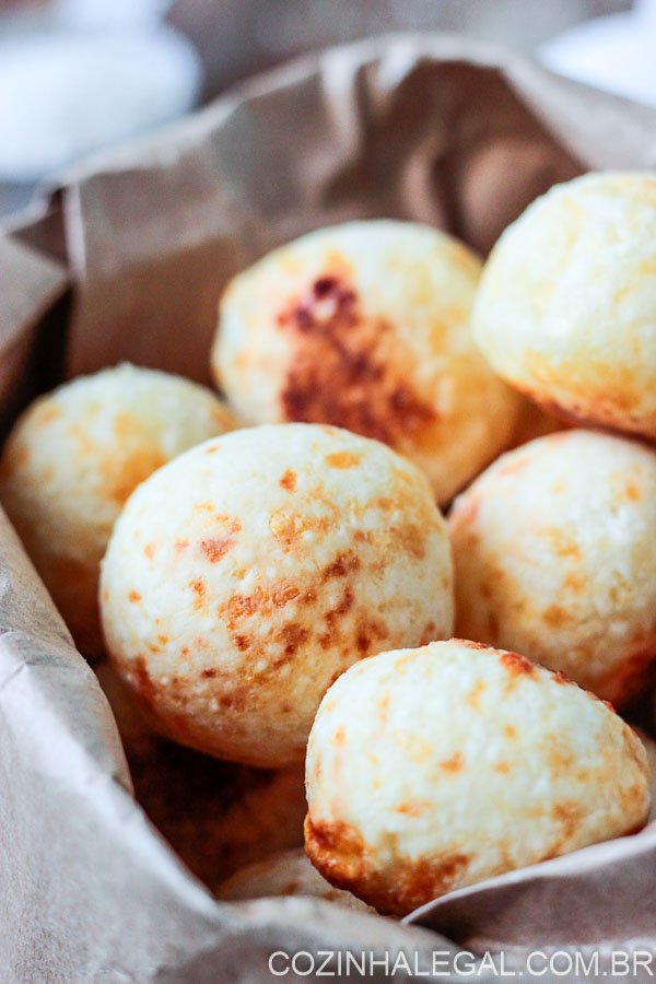 Pão de queijo de tapioca é uma receita tão fácil de fazer e deliciosamente simples! Fica pronto em menos de 30 minutos e naturalmente sem glúten.