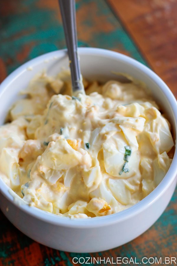 Você está prestes a conhecer a melhor receita de salada de ovo do mundo! Com um sabor suave, ela combina com quase tudo.