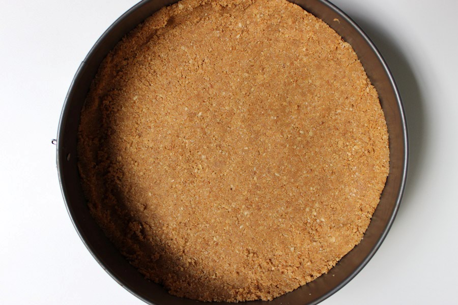 Clássica cheesecake new york style com calda de morango. Aqui conto todos as dicas para você preparar essa sobremesa clássica americana.
