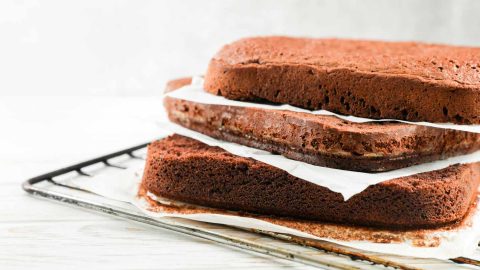 Essa receita de pão de ló de chocolate com 4 ingredientes é tão fácil de fazer e fica tão fofa que você vai abandonar todas as outras receitas.