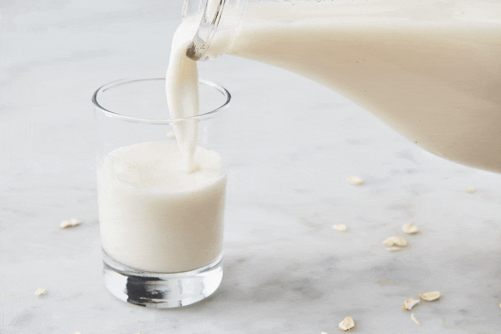 Veja como fazer leite de aveia caseiro com apenas dois ingredientes e gastado muito pouco. Fica pronto em 2 minutos.
