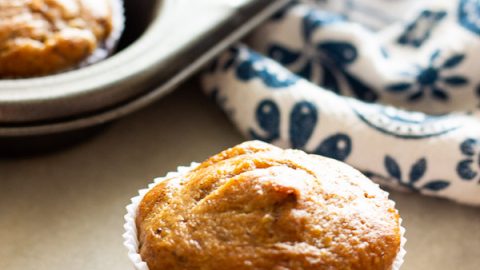 Estes bolinhos de banana são os melhores bolinhos de banana que você já fez! Eu já fiz estes bolinhos centenas de vezes porque eles são fáceis de fazer, eles pedem ingredientes simples, e resultam em um bolinho macio e fofo por dentro.