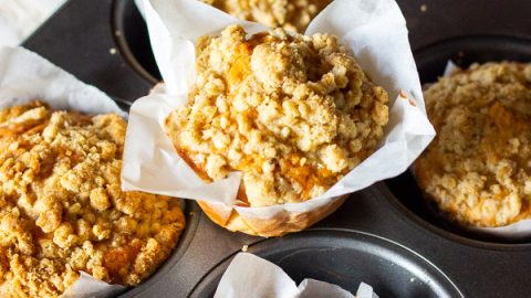 Este cupcake de maçã com aveia é um impulso cheio de nutrição para você começar bem o seu dia e as crianças adoram o sabor desse bolinho.