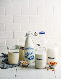 Veja como fazer leite de aveia caseiro com apenas dois ingredientes e gastado muito pouco. Fica pronto em 2 minutos.