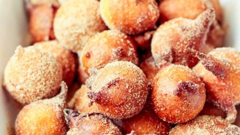 Bolinho de chuva sequinho e fácil – faça bolinhos de chuva caseiros mais fáceis e que levam apenas 20 minutos para fazer. Misture a massa, frite, passe no açúcar e coma!