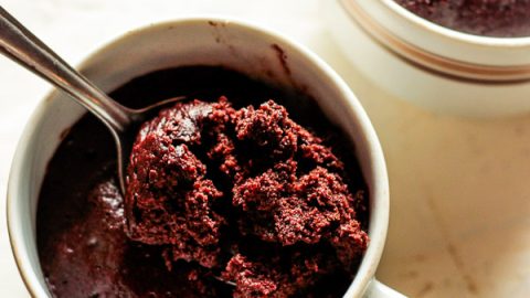 Receita de bolo de chocolate de caneca diferente de todos que já comi. Bolo macio, rápido e prático para lanches da tarde.