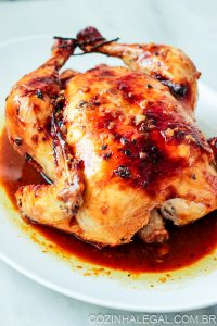 Poucos pratos são tão adorados quanto um frango assado dourado. É difícil dar errado com este método básico, mas há alguns segredos para chegar até o frango assado perfeito.