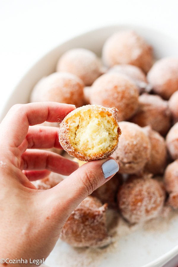 Bolinho de chuva sequinho, macio por dentro, com açúcar e canela. Receita fácil, rápida e perfeita para o lanche da tarde.