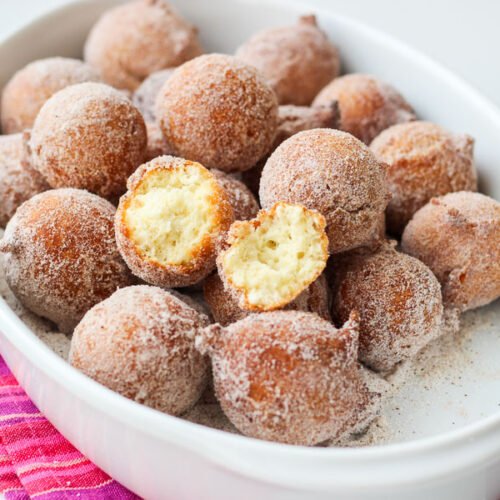 Bolinho de chuva sequinho, macio por dentro, com açúcar e canela. Receita fácil, rápida e perfeita para o lanche da tarde.