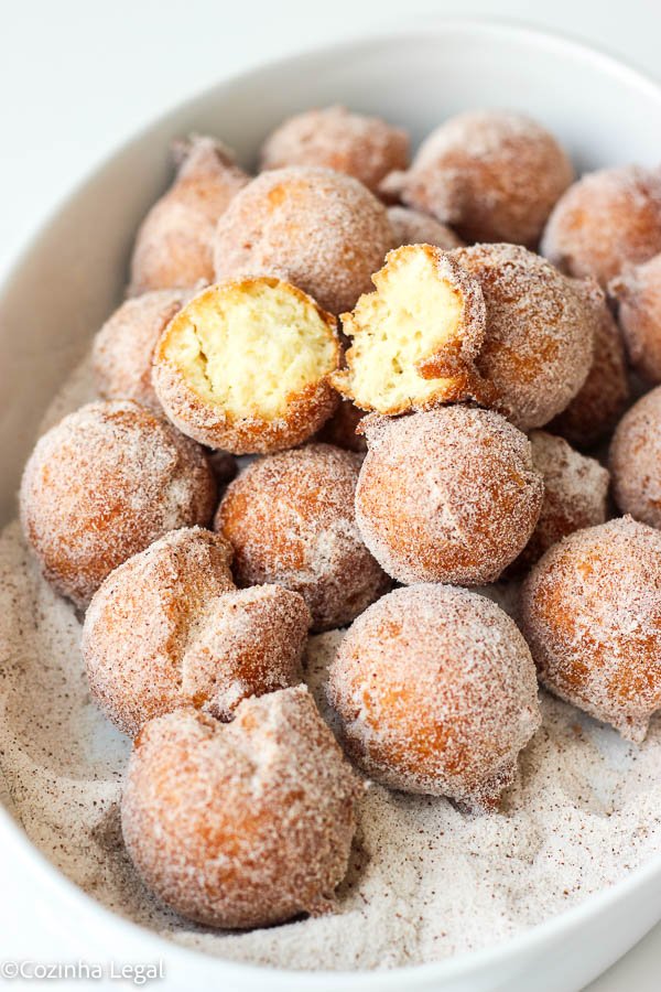 Bolinho de chuva sequinho, macio por dentro, com açúcar e canela. Receita fácil, rápida e perfeita para o lanche da tarde.