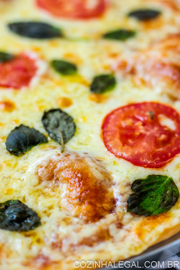 Esta receita de massa de pizza caseira é ótima para iniciantes e produz uma pizza suave e macia. Perfeita para pré-assar e congelar.