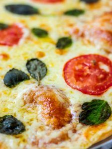 Esta receita de massa de pizza caseira é ótima para iniciantes e produz uma pizza suave e macia. Perfeita para pré-assar e congelar.