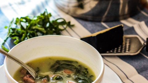 Essa receita de Caldo Verde é perfeita dias frios. Feito com couve, batata e calabresa ele é irresistível.