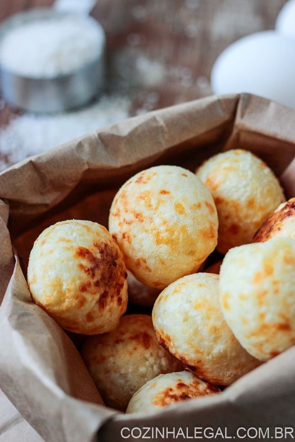 Pão de queijo de tapioca é uma receita tão fácil de fazer e deliciosamente simples! Fica pronto em menos de 30 minutos e sem glúten.