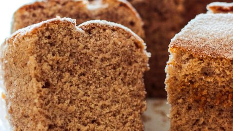 Aqui está a receita do Bolo da Paz, feito pela Maria da Paz da novela. Esse bolo de canela é super fofo, macio e rende um bolo grande!