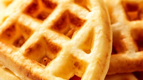 Que tal preparar um delicioso waffle de pão de queijo para o café da manhã ou da tarde? Essa é uma receita de lanche super rápido e prático para começar bem o dia. 