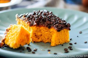 A receita desse bolo de cenoura fofinho com brigadeiro é leve, macio e muito fácil de fazer. E você só vai precisar de UMA cenoura!