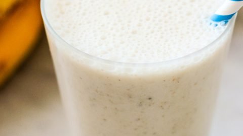 Você precisa de menos de cinco minutos para fazer essa vitamina de banana fácil. Use essa receita simples como base para outras vitaminas.