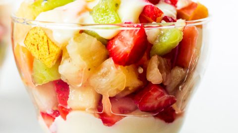 Essa é a salada de frutas mais fácil do mundo com creme de limão para dar aquele toque final a sua sobremesa.